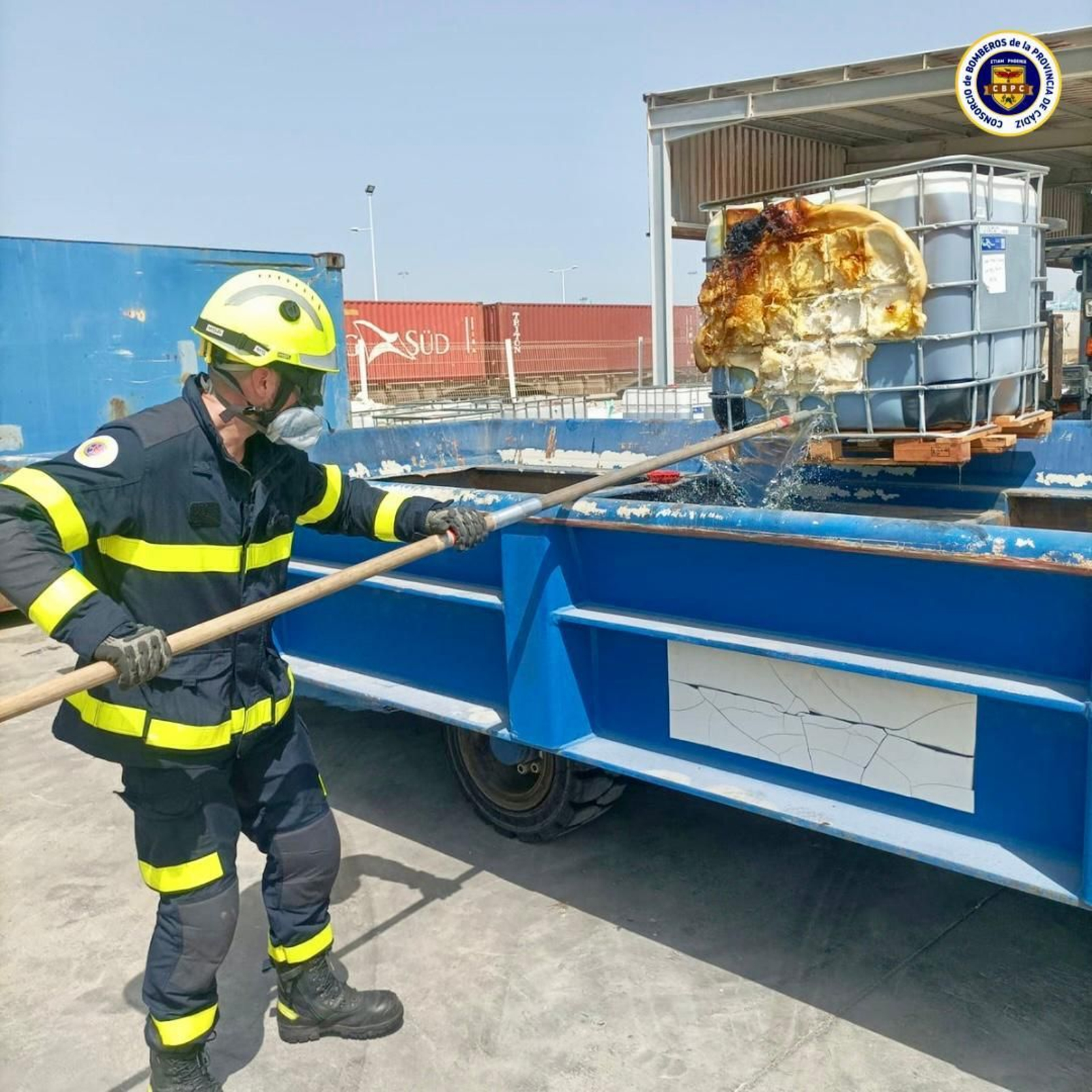 Un bombero manipula el contenedor.
