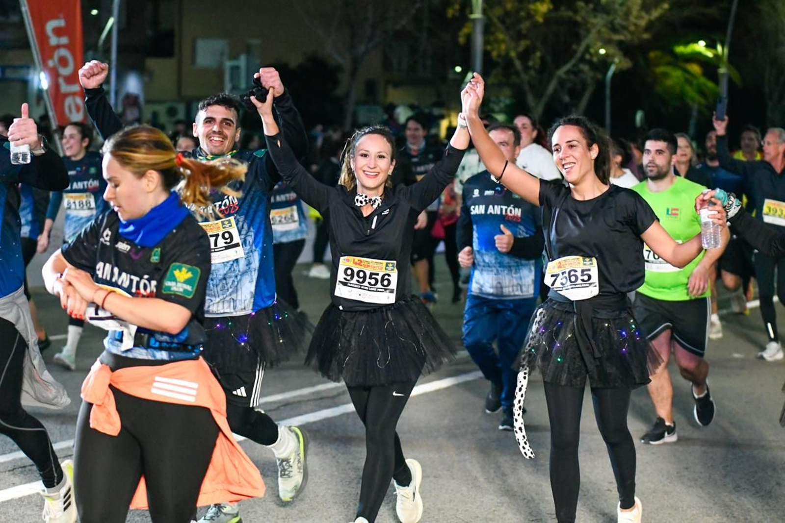 En imágenes: búscate en tu llegada a meta de la Carrera de San Antón 2025 (12)