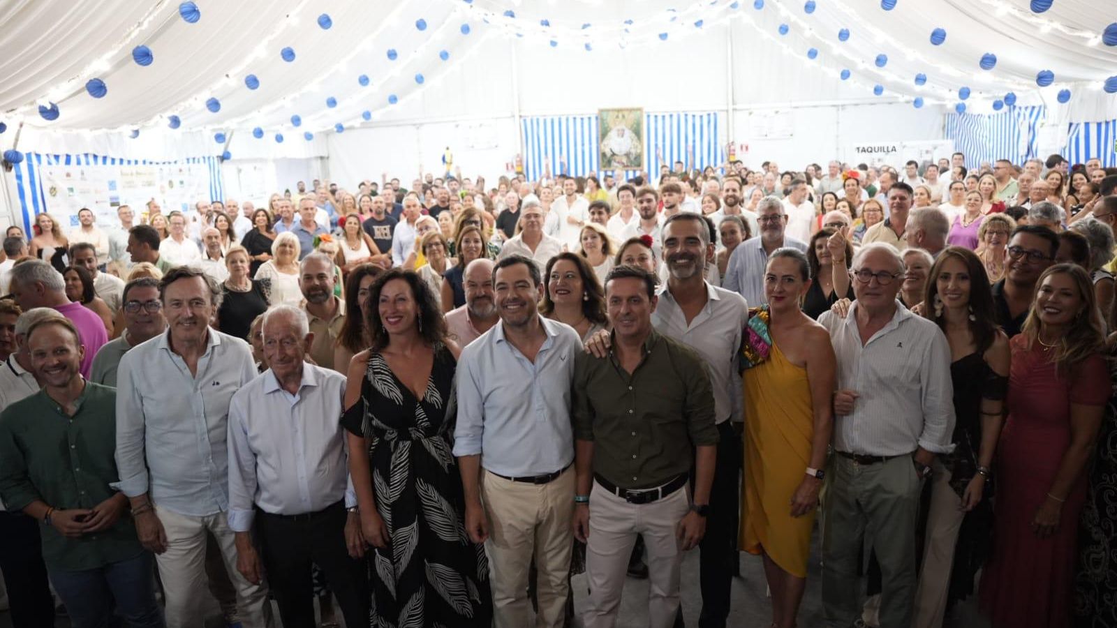 Juanma Moreno en la caseta del PP este sábado.