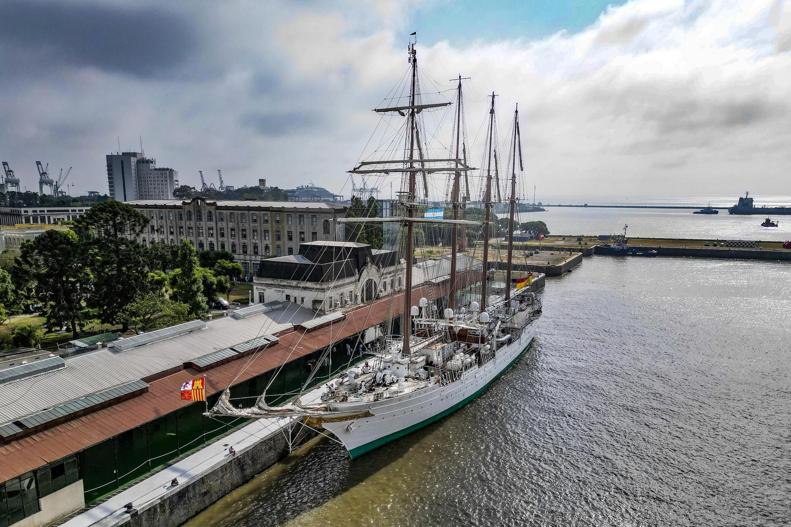 Las imágenes del buque escuela 'Juan Sebastián de Elcano' en Buenos Aires