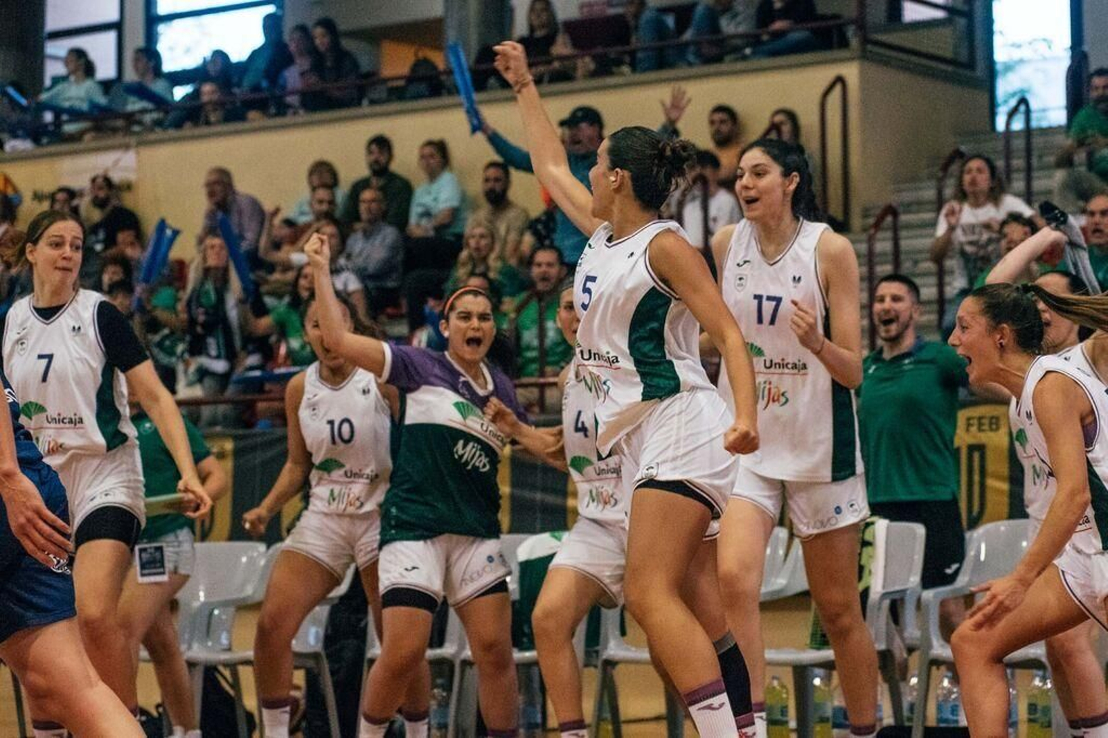 El Unicaja Mijas celebra el liderato de grupo