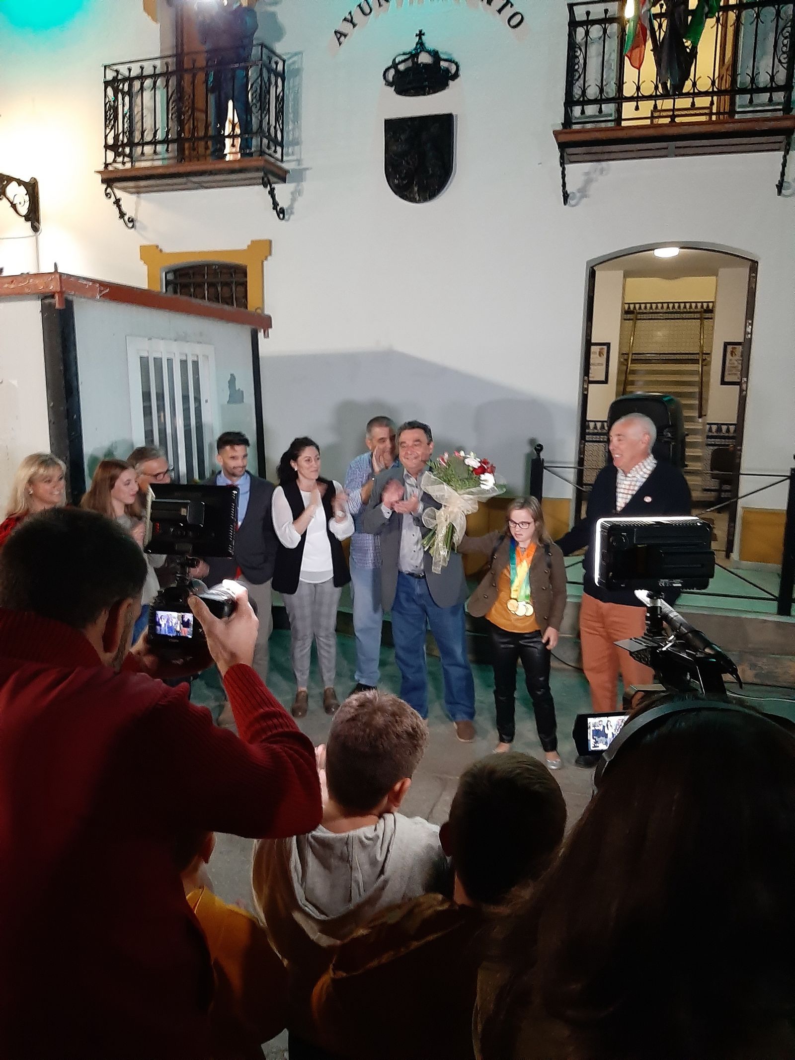 Blanca muestra sus cinco medallas a sus vecinos.