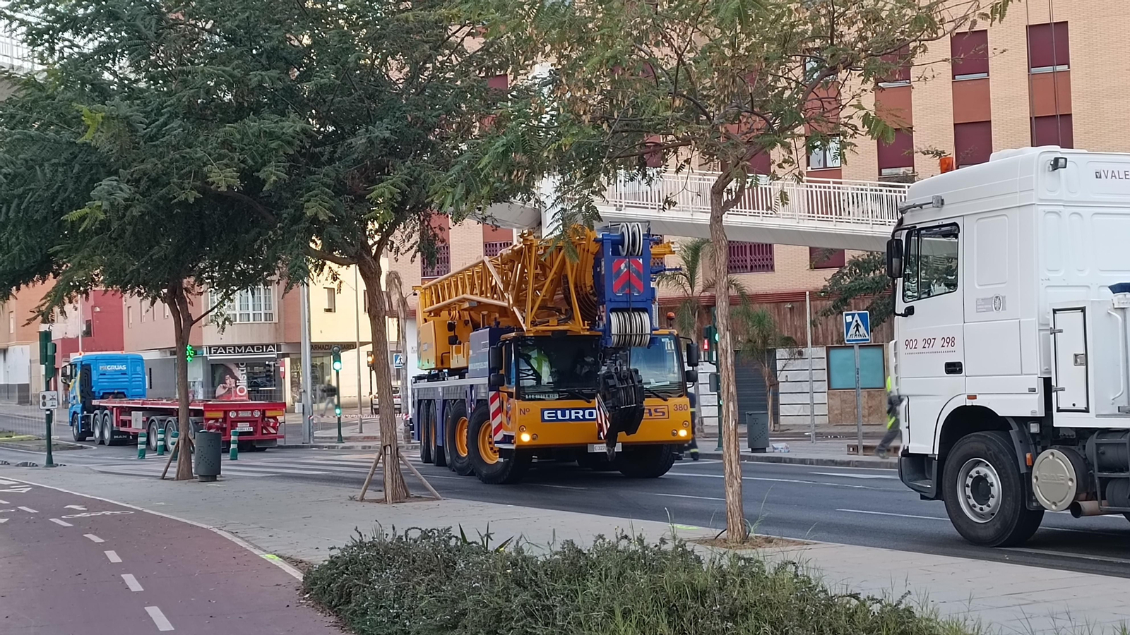 Las imágenes de la pasarela de Renfe que pasa a mejor vida, en Almería