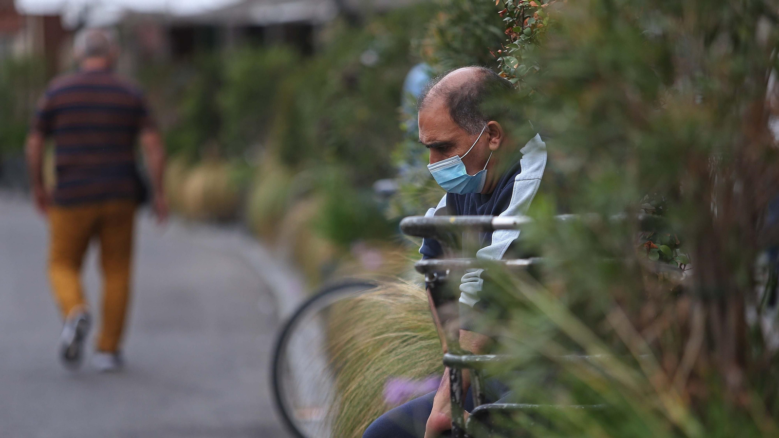Un hombre con su mascarilla en Algeciras.