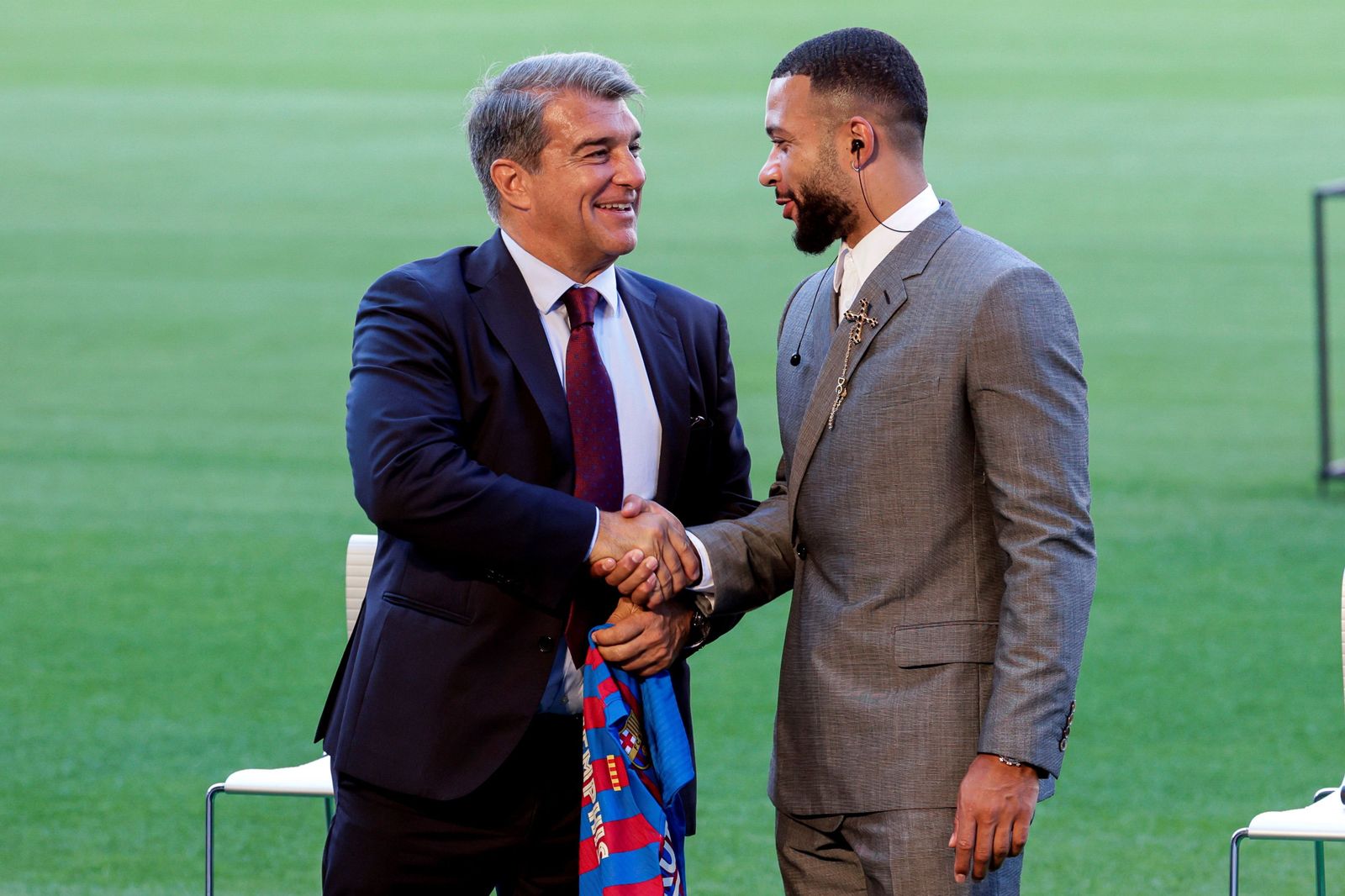 Laporta saluda a Memphis durante la presentación del neerlandés como nuevo jugador azulgrana.
