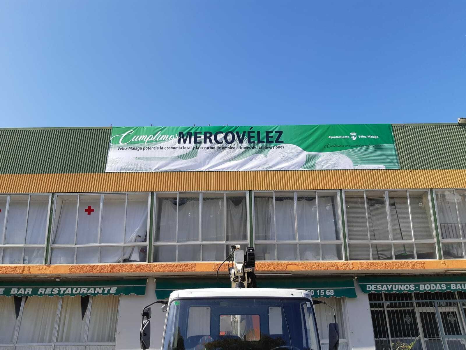 Edificio de Mercóvelez con el cartel de in icio de obra.