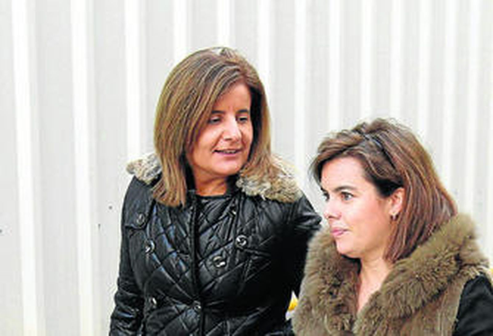 La ministra de Trabajo, Fátima Báñez, y la vicepresidenta, Soraya Sáenz de Santamaría, el pasado jueves.