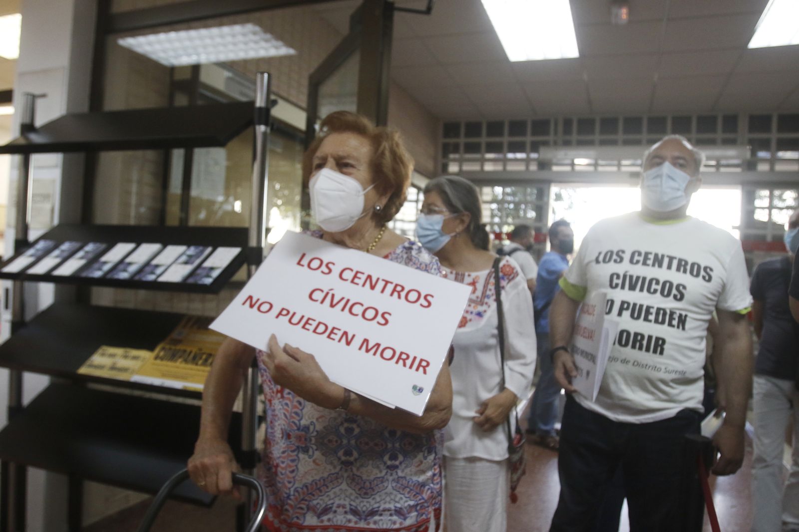 El encierro para exigir la apertura de los centros cívicos de Córdoba, en imágenes