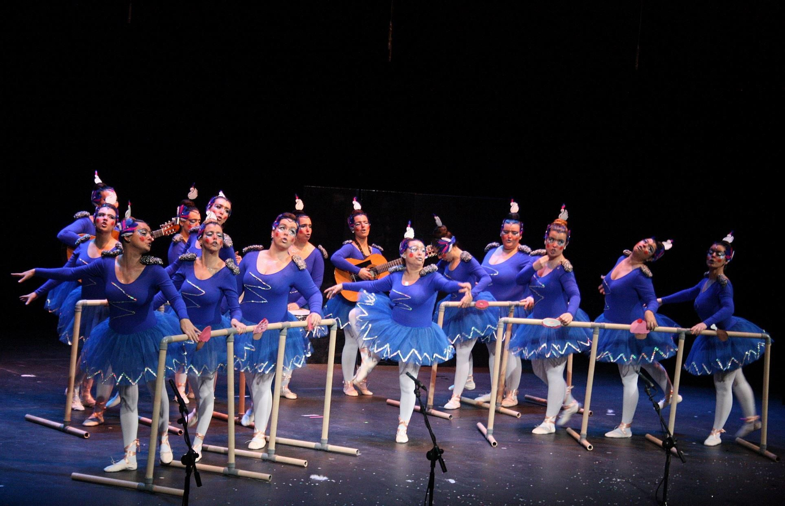 Actuación durante una fase previa de la chirigota Qué bien bailan las hijas de Putin.