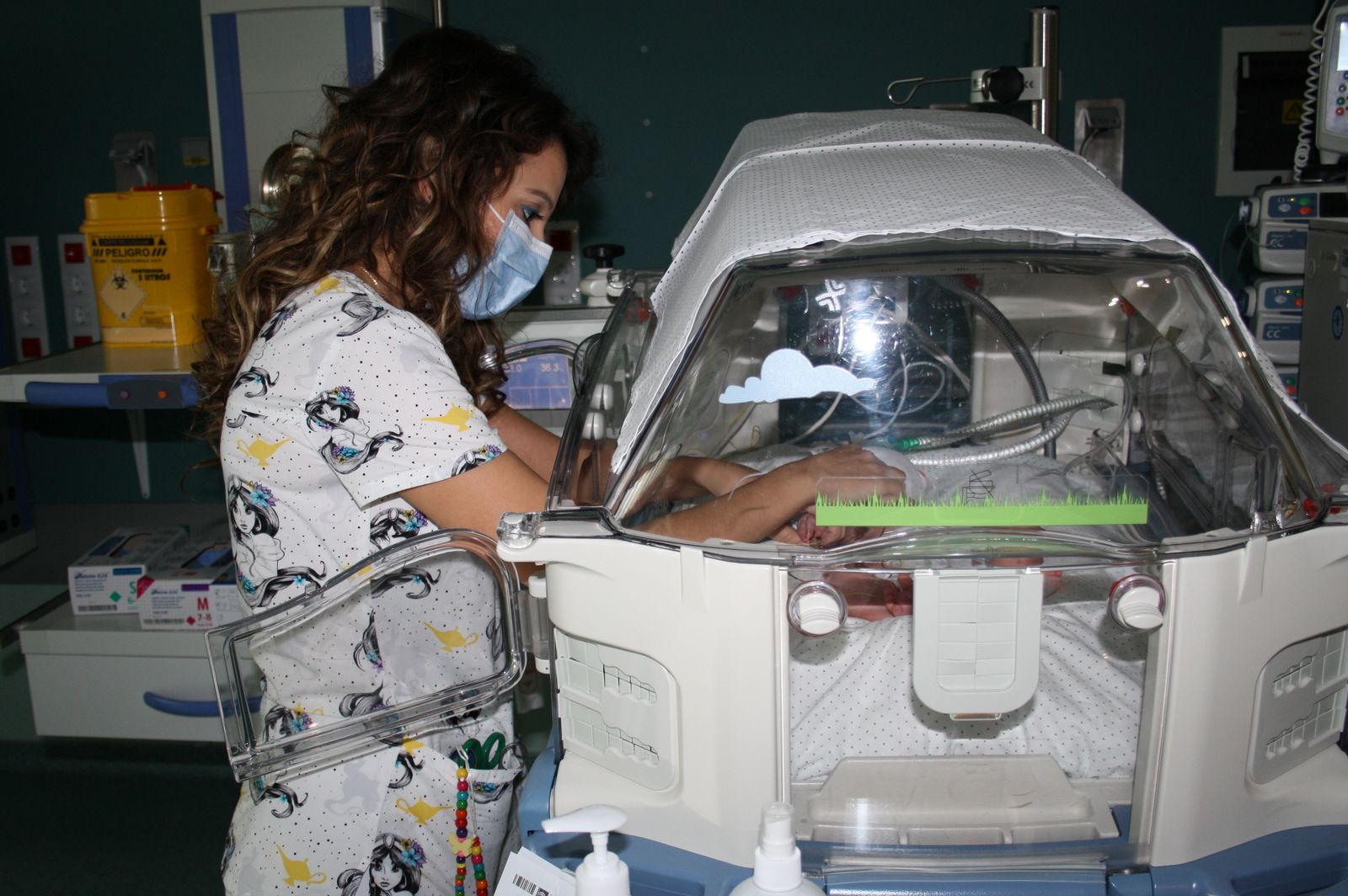 Laura trata a un bebé neonato en su incubadora