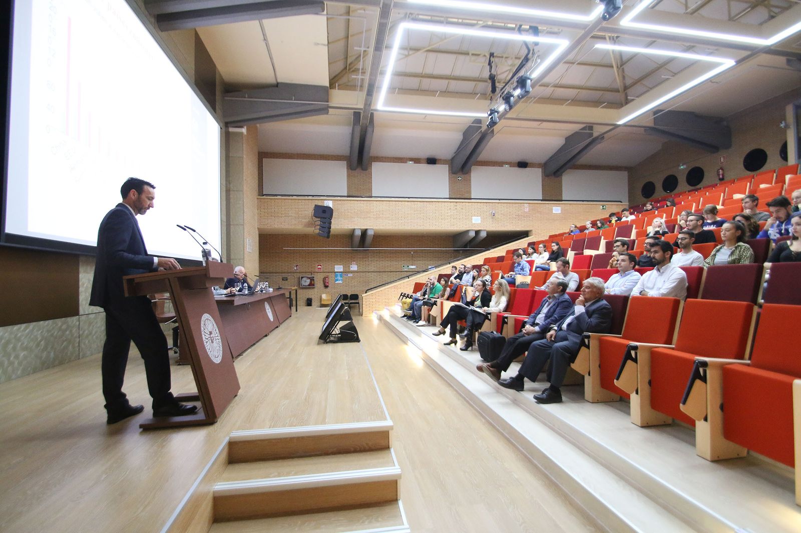 El director de Hosteltur, Manuel Molina, ante el público del auditorio de la UAL.