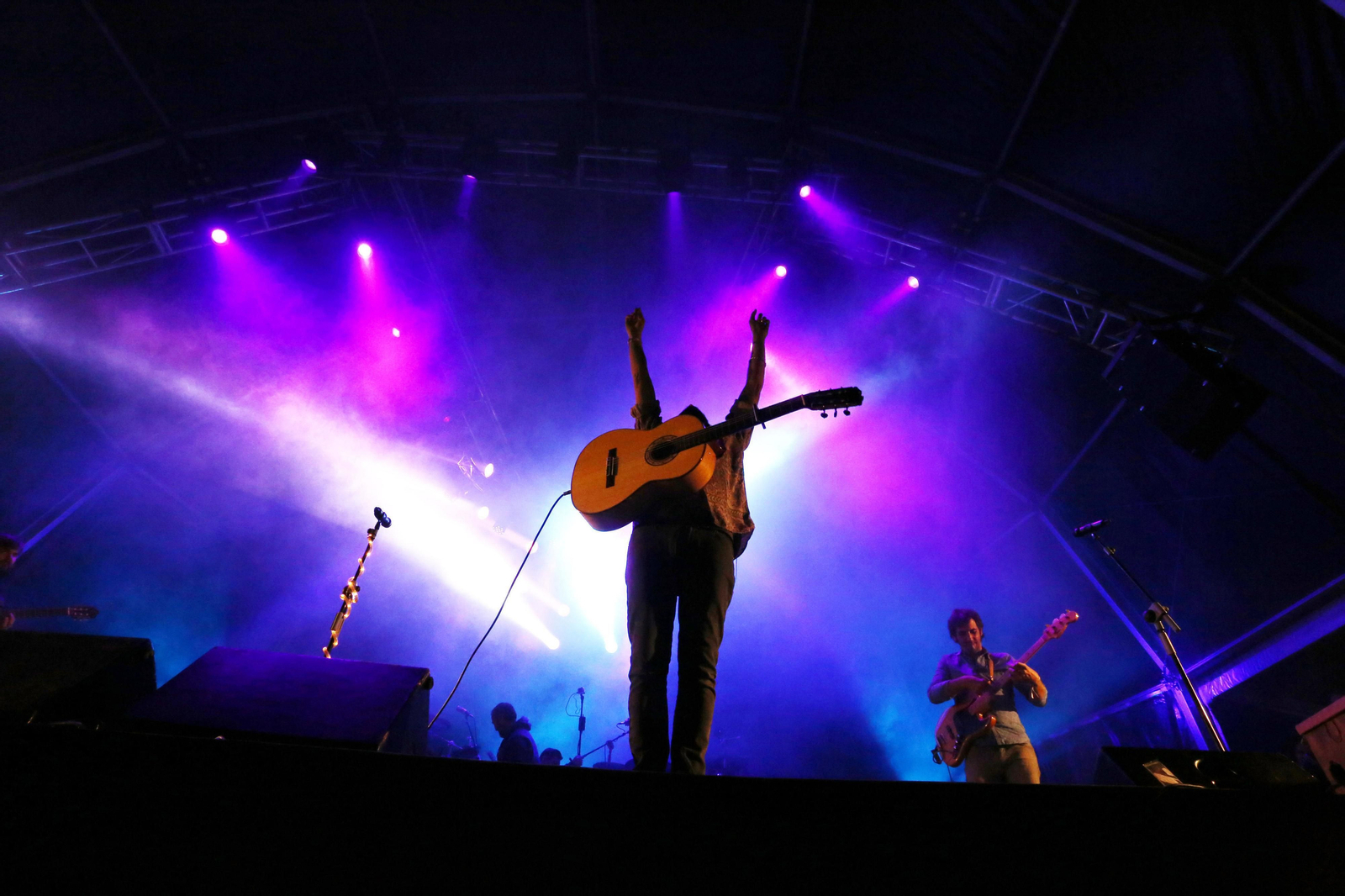 El Canijo de Jerez, durante la actuación del año pasado en el II Primavera Trompetera, justo antes de lanzarse al público en una colchoneta hinchable