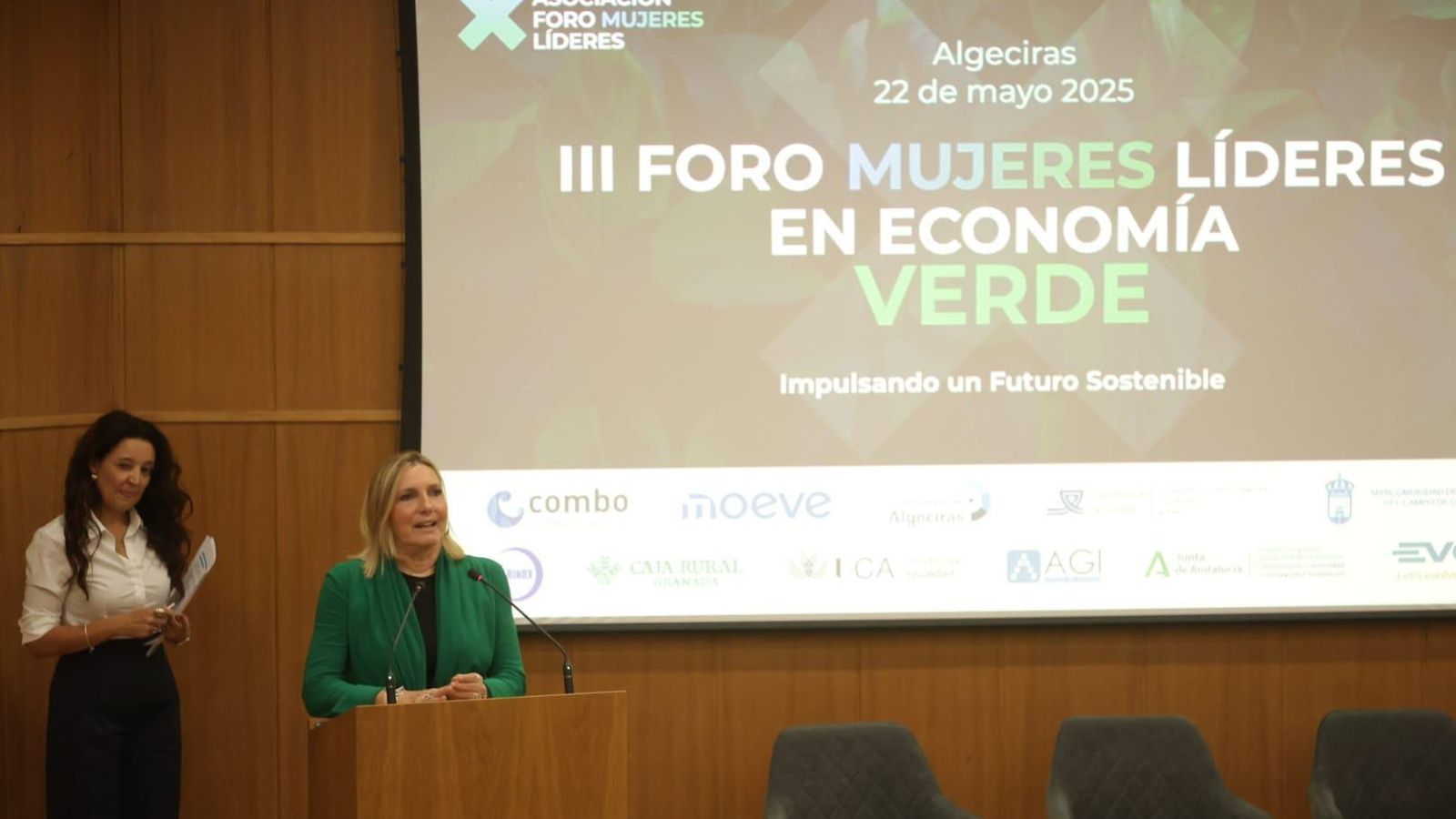 La presidenta de la Mancomunidad, Susana Pérez, en la apertura del Foro junto a la CEO de Combo Comunicación y presidenta del Foro Mujeres Líderes, María José Segura. La presidenta de la Mancomunidad, Susana Pérez, en la apertura del Foro junto a la CEO de Combo Comunicación y presidenta del Foro Mujeres Líderes, María José Segura.