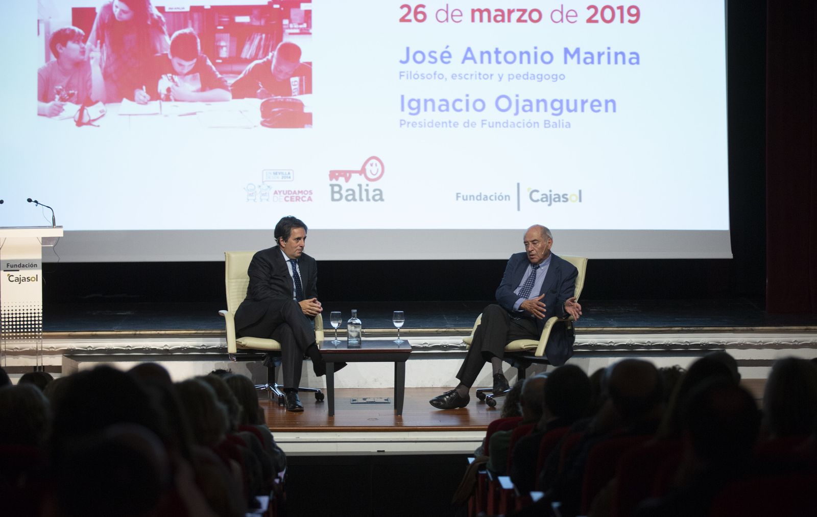 José Antonio Marina, derecha, ayer con Ignacio Ojanguren, presidente de Balia, en la Fundación Cajasol.