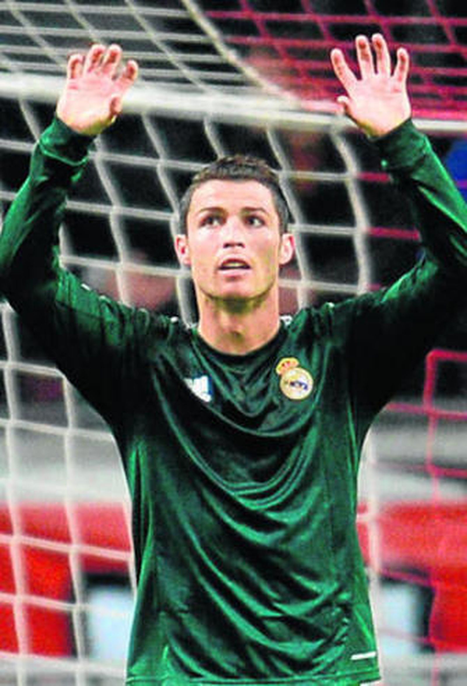 Cristiano Ronaldo celebra uno de los tres goles que hizo al Ajax en Amsterdam.