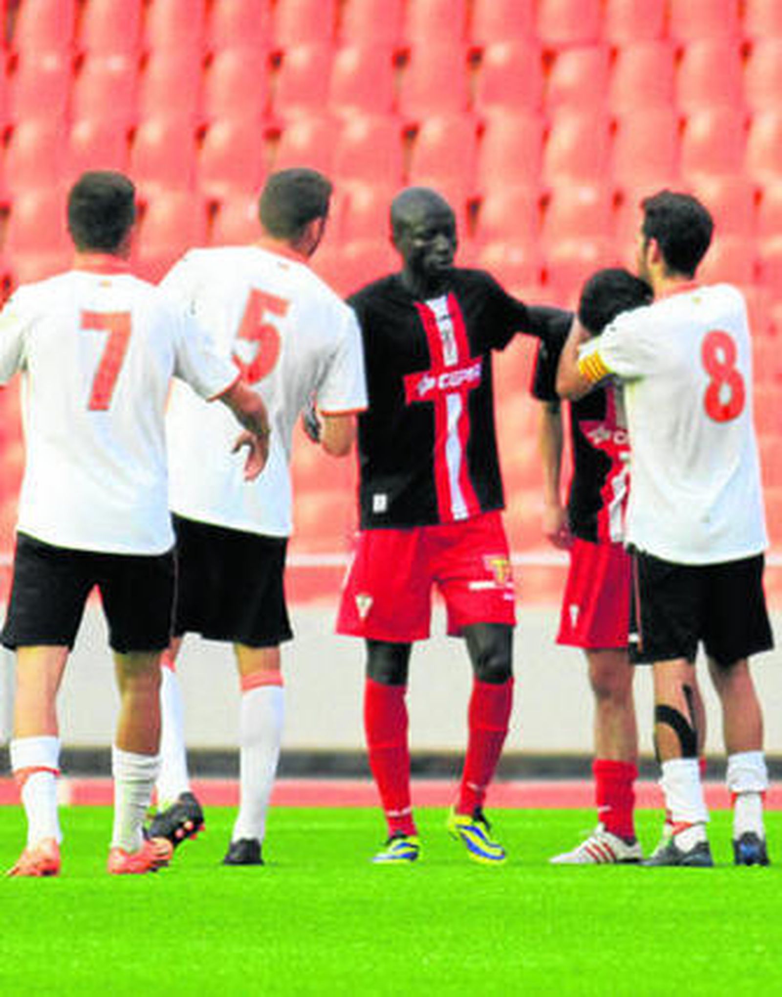 Los valencianistas consuelan a los albirrojos Martins y Alfaro, ayer en Mestalla.