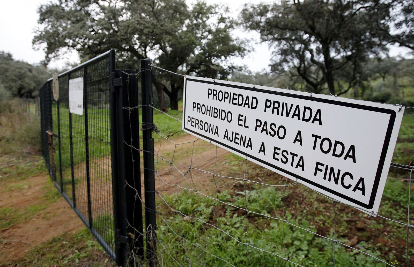 Una cancela impide el paso por un camino tradicionalmente transitado por el ganado en la provincia.