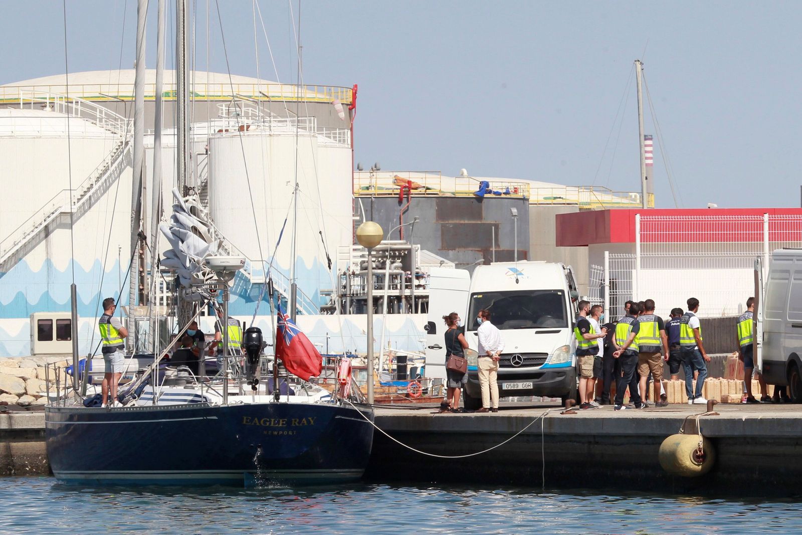 Policías nacionales y agentes de Aduanas, en el puerto de El Saladillo, en Algeciras.