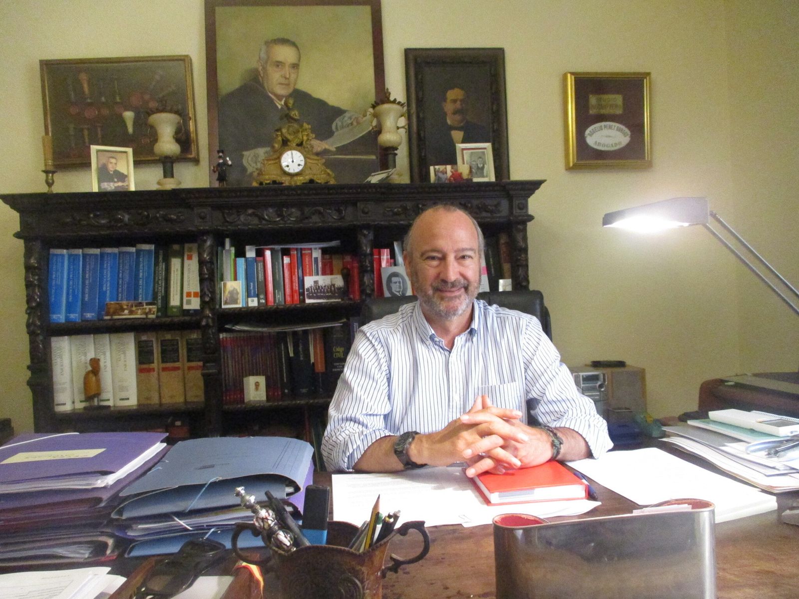 Luis Rogelio Rodríguez Comendador en su despacho de abogado, que fue fundado por su bisabuelo en 1894.