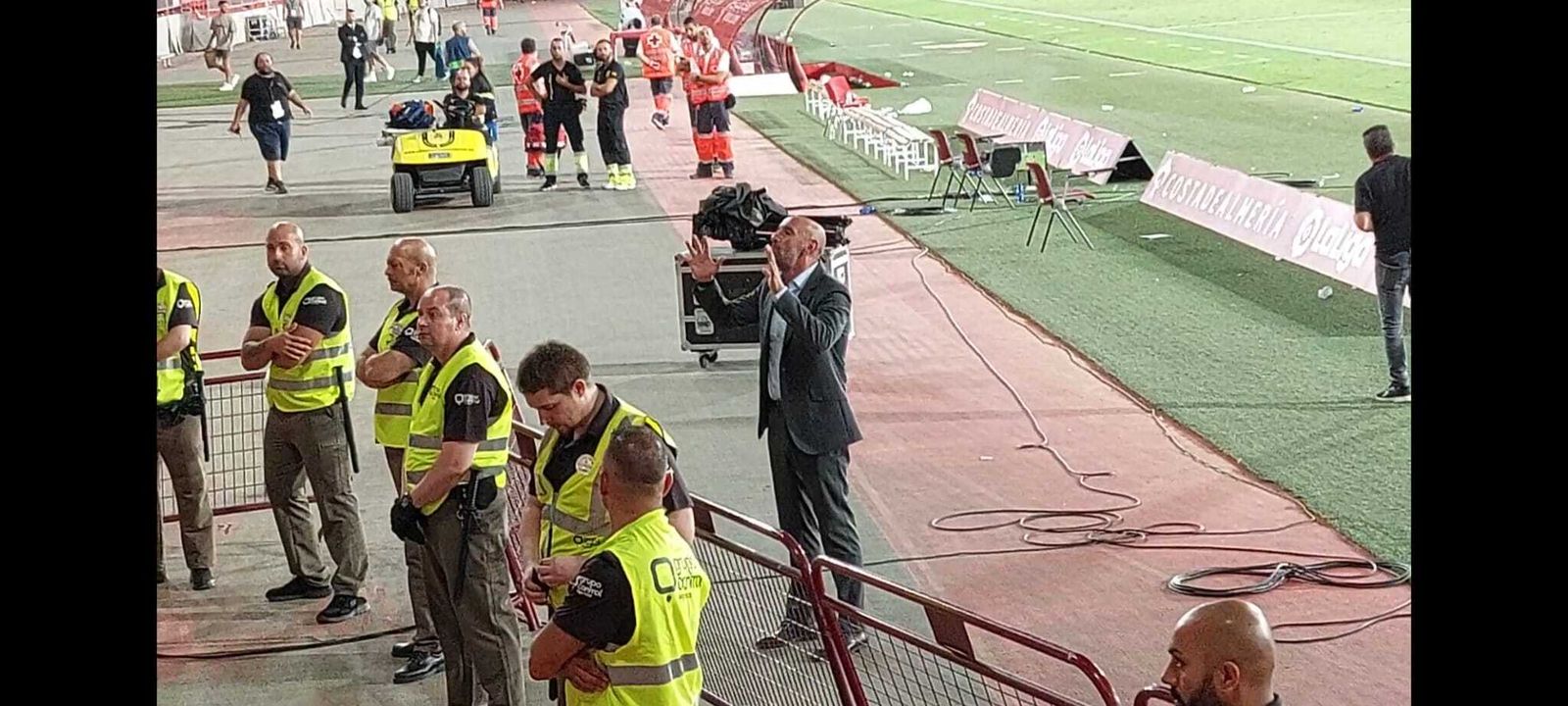 Monchi se dirige a los 600 aficionados sevillistas tras el Almería-Sevilla.