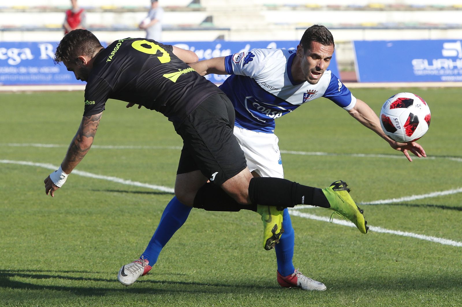 Gabi Ramos disputa un balón con Samu Corral.
