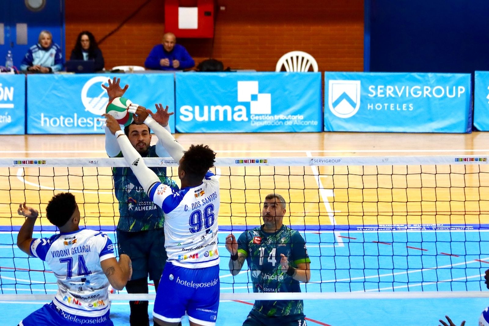 Un jugador ahorrador pone un bloqueo en una jugada del encuentro frente a los alicantinos.