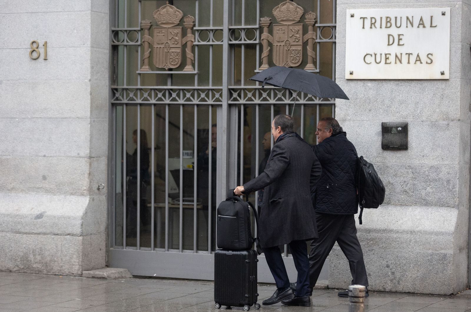El abogado Rafael Entrena Fabré (izq.), a su llegada a la audiencia previa sobre el 'procés' en el Tribunal de Cuentas.