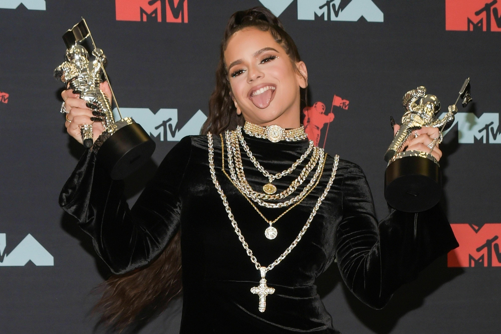 Rosalía con los dos galardones que ganó en los MTV Video Music Awards