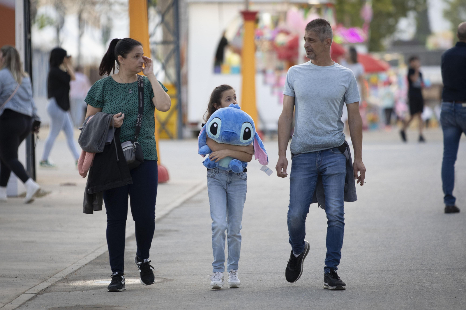 Una familia en el ferial de Granada.