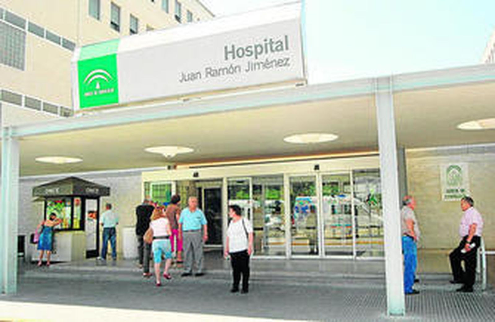 Entrada al hospital Juan Ramón Jiménez, centro en el que estaba hospitalizado el recluso.