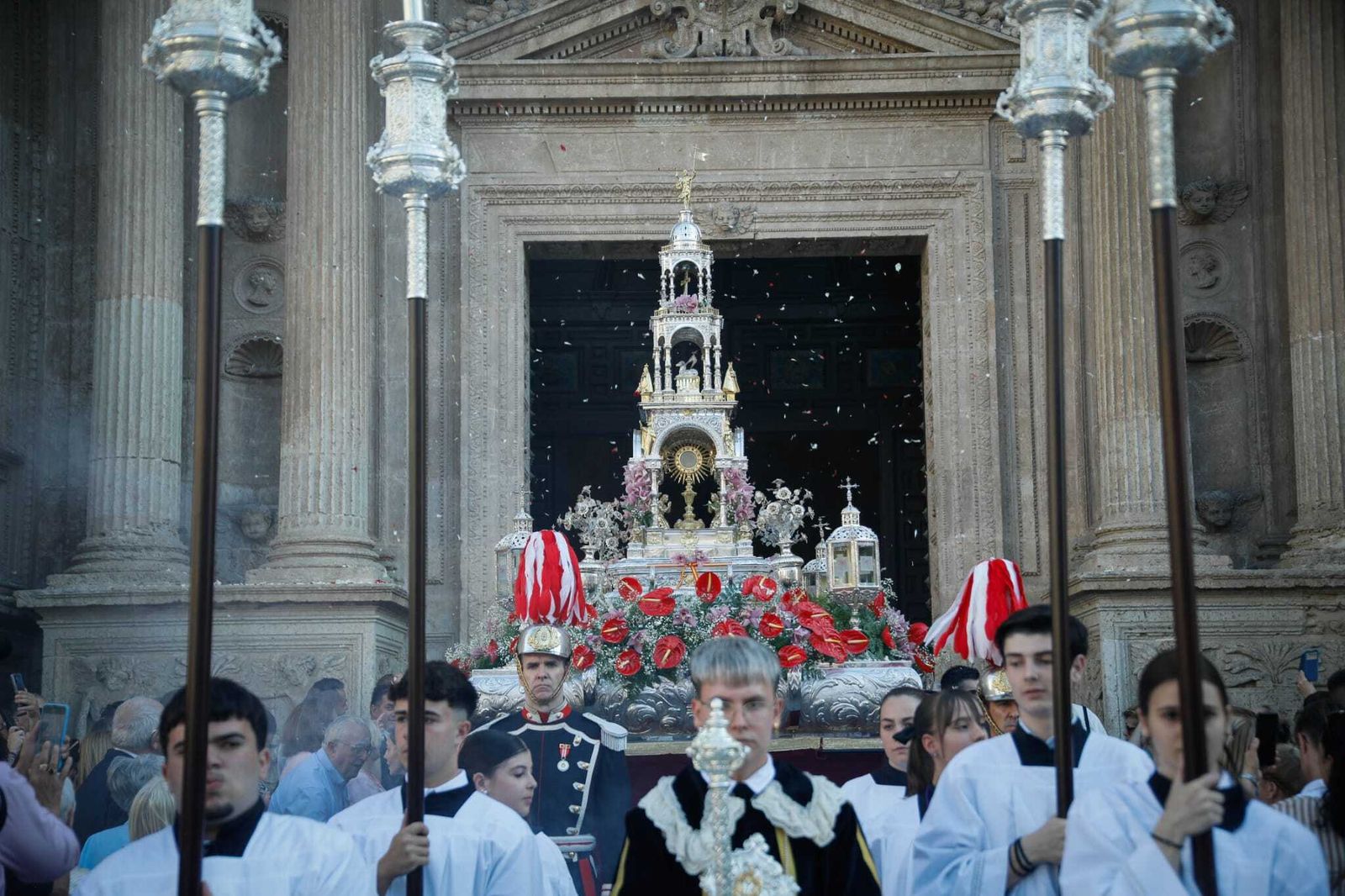 Imágenes de la procesión del Corpus Christi en Almería: así han sido la misa y la posterior marcha por la capital