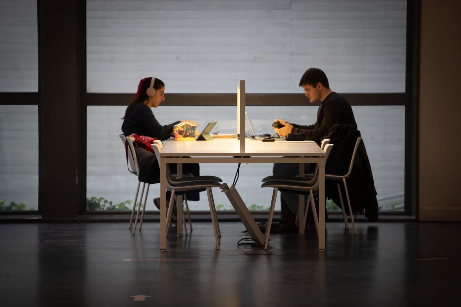 Estudiantes en la sala de estudio del PTS.