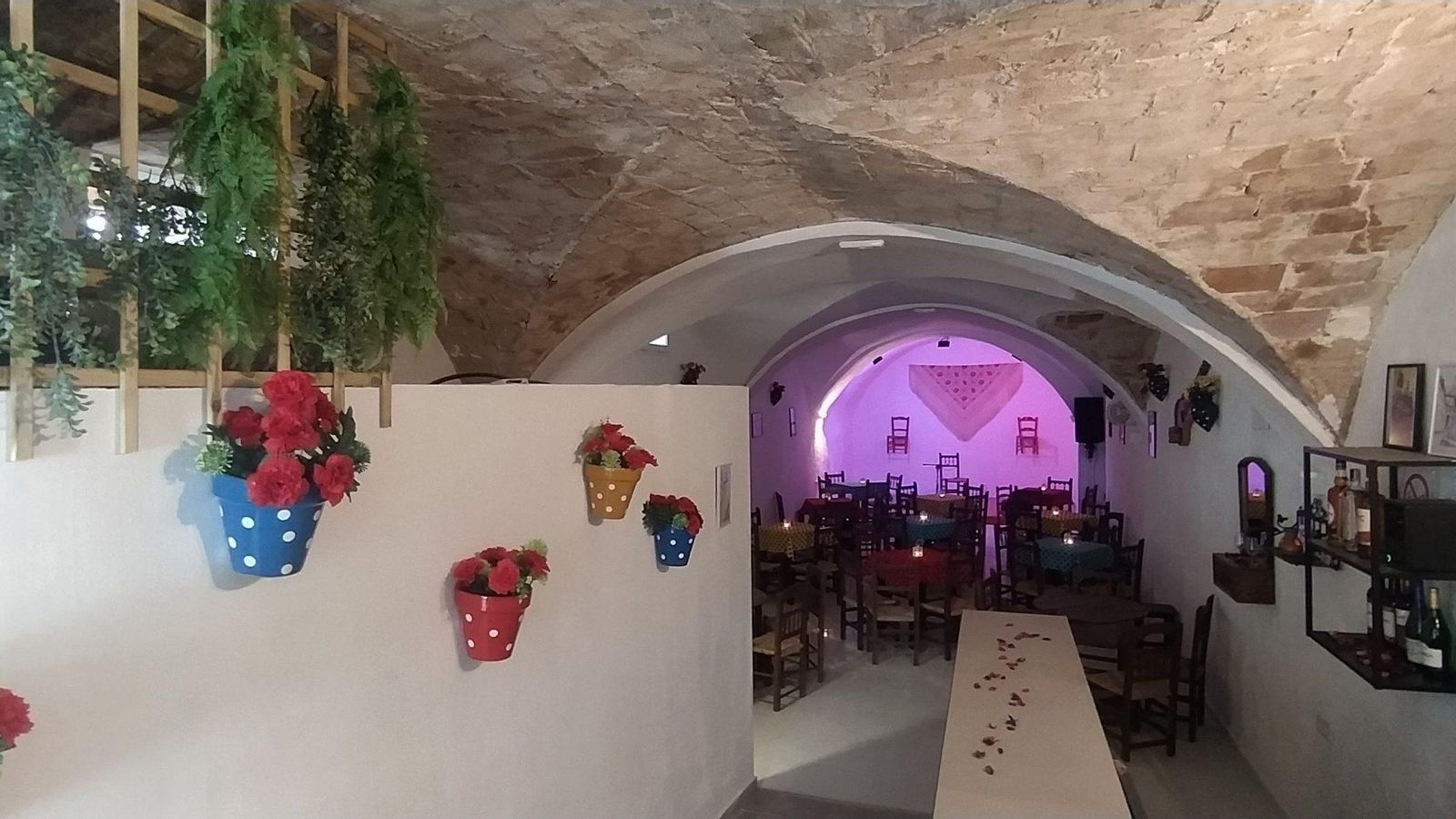 Interior de Tablao Flamenco Los Molinos. Interior de Tablao Flamenco Los Molinos.