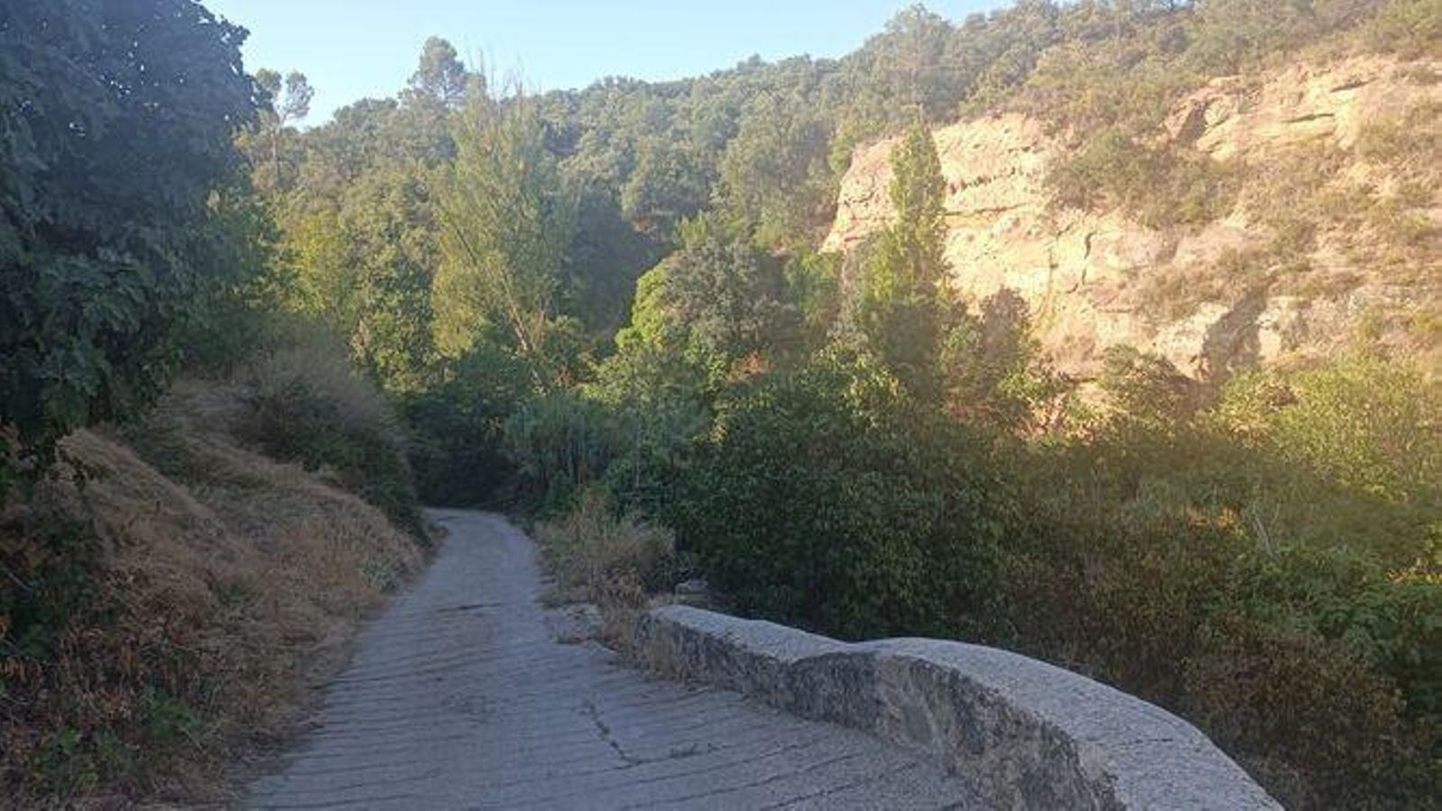 Bajada al Barranco de Sacalás, uno de los parajes más bonitos de la etapa.