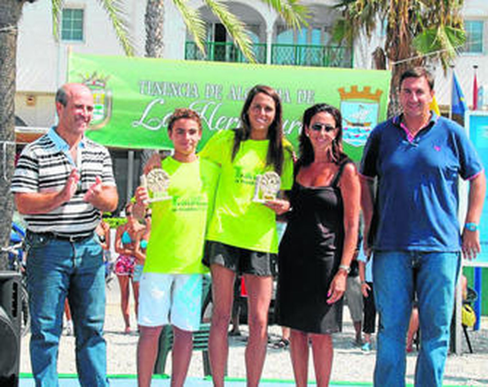 Los campeones absolutos en el momento de la entrega de trofeos.