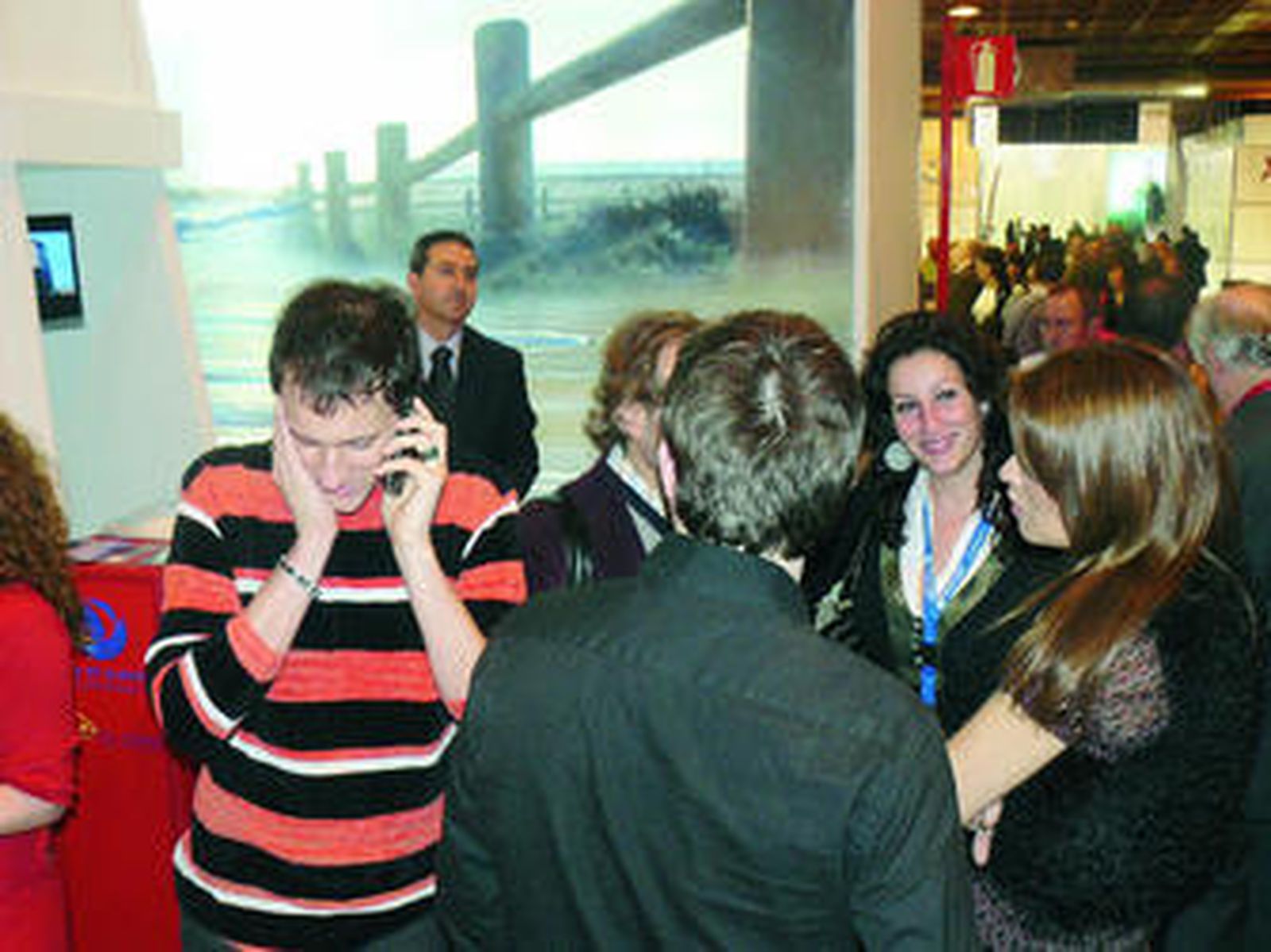 Los actores causaron sensación entre el público de la feria.