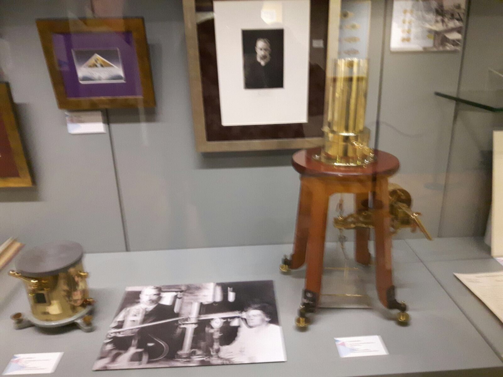 La muestra recoge algunos de los utensilios usados por Marie Curie.