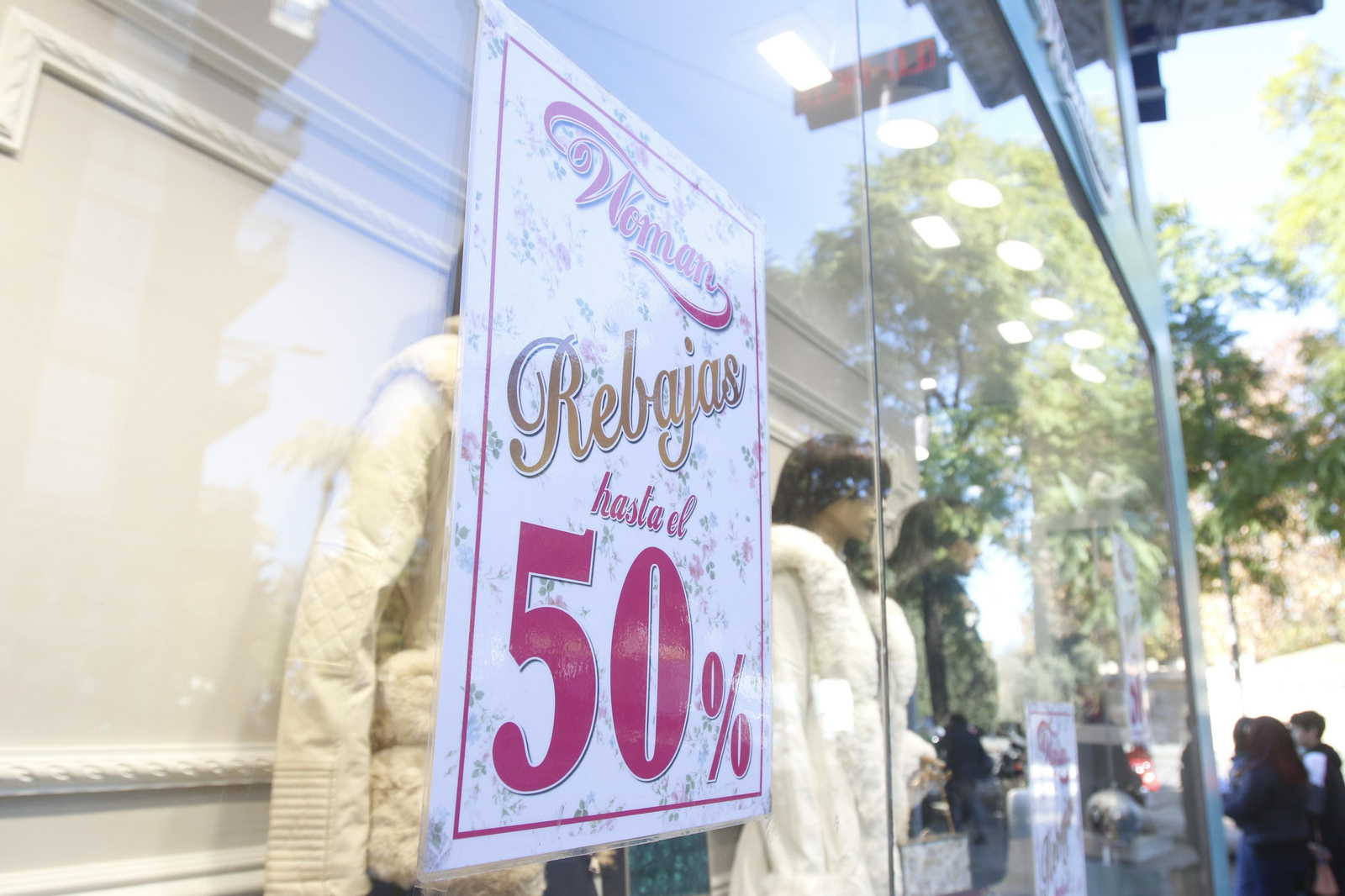 Cartel de rebajas en una tienda de Córdoba.