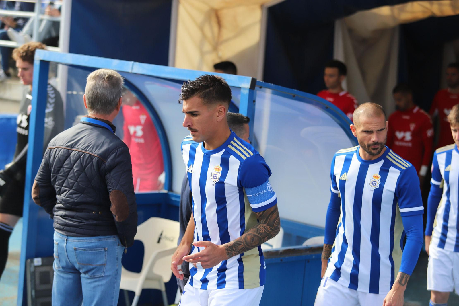 Los jugadores del Recreativo saltan al campo en un encuentro de esta temporada.