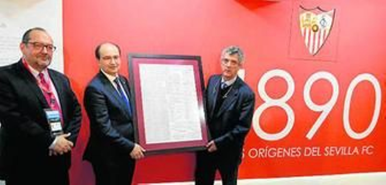 Castro, junto con Villar y el documento que acredita los orígenes.