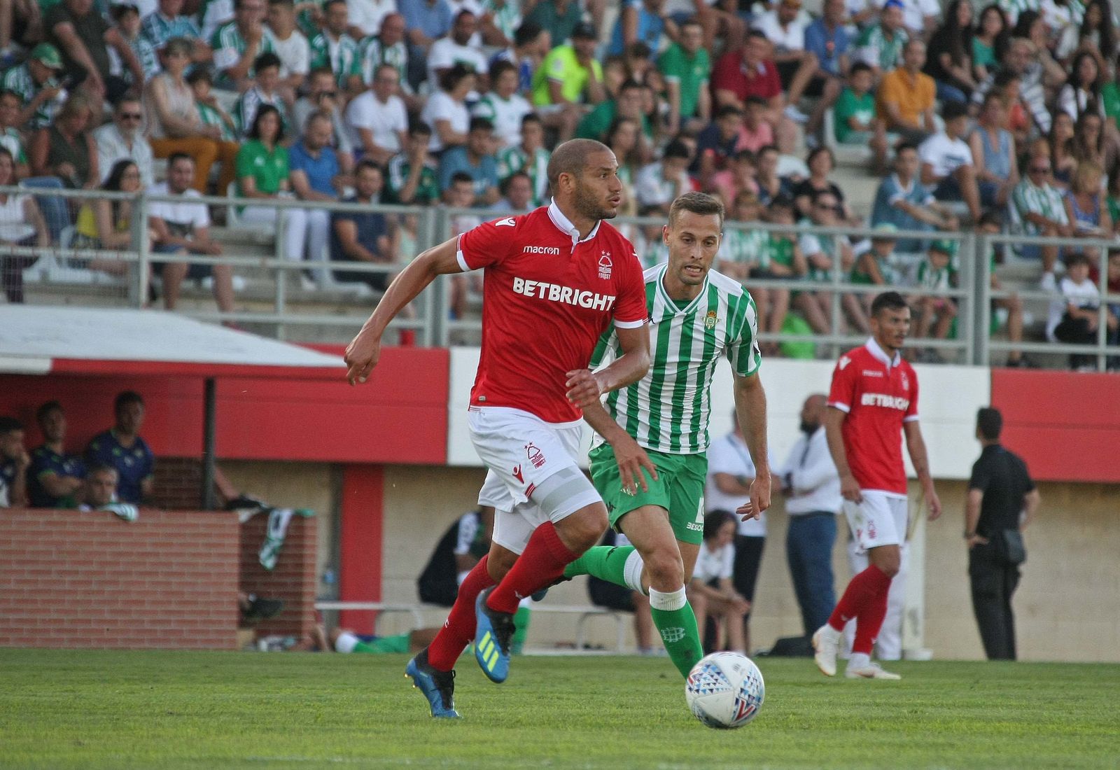 El amistoso Real Betis-Nottingham Forest, en imágenes