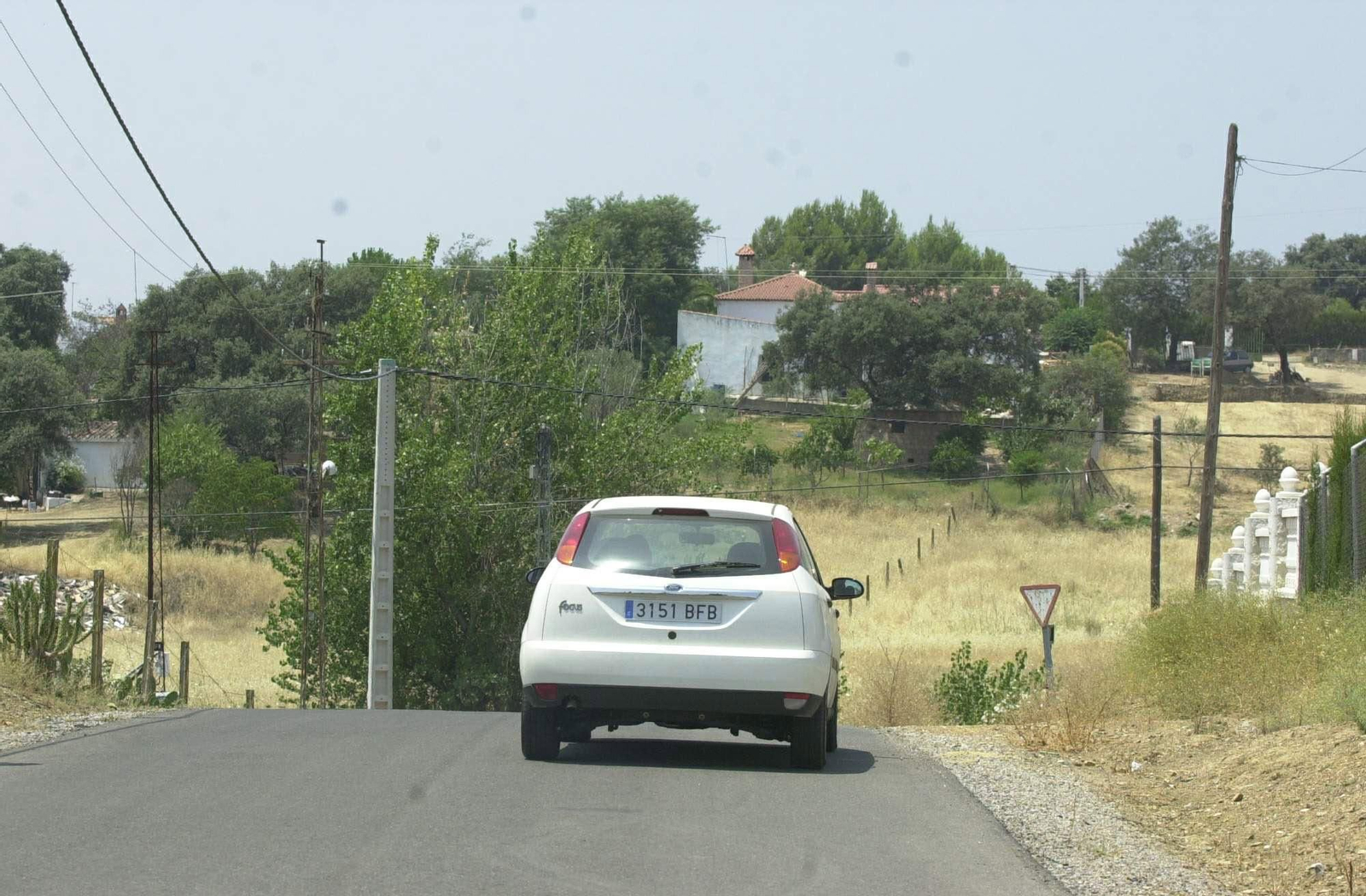 Acceso a la urbanización El Sol de Alcolea.