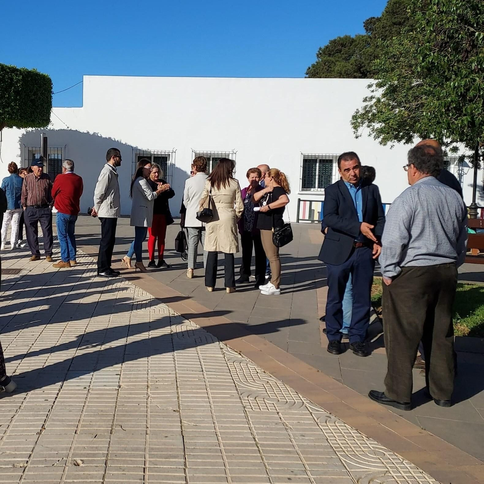 El alcalde de La Mojonera, segundo por la derecha, conversando con un vecino durante la manifestación este lunes.