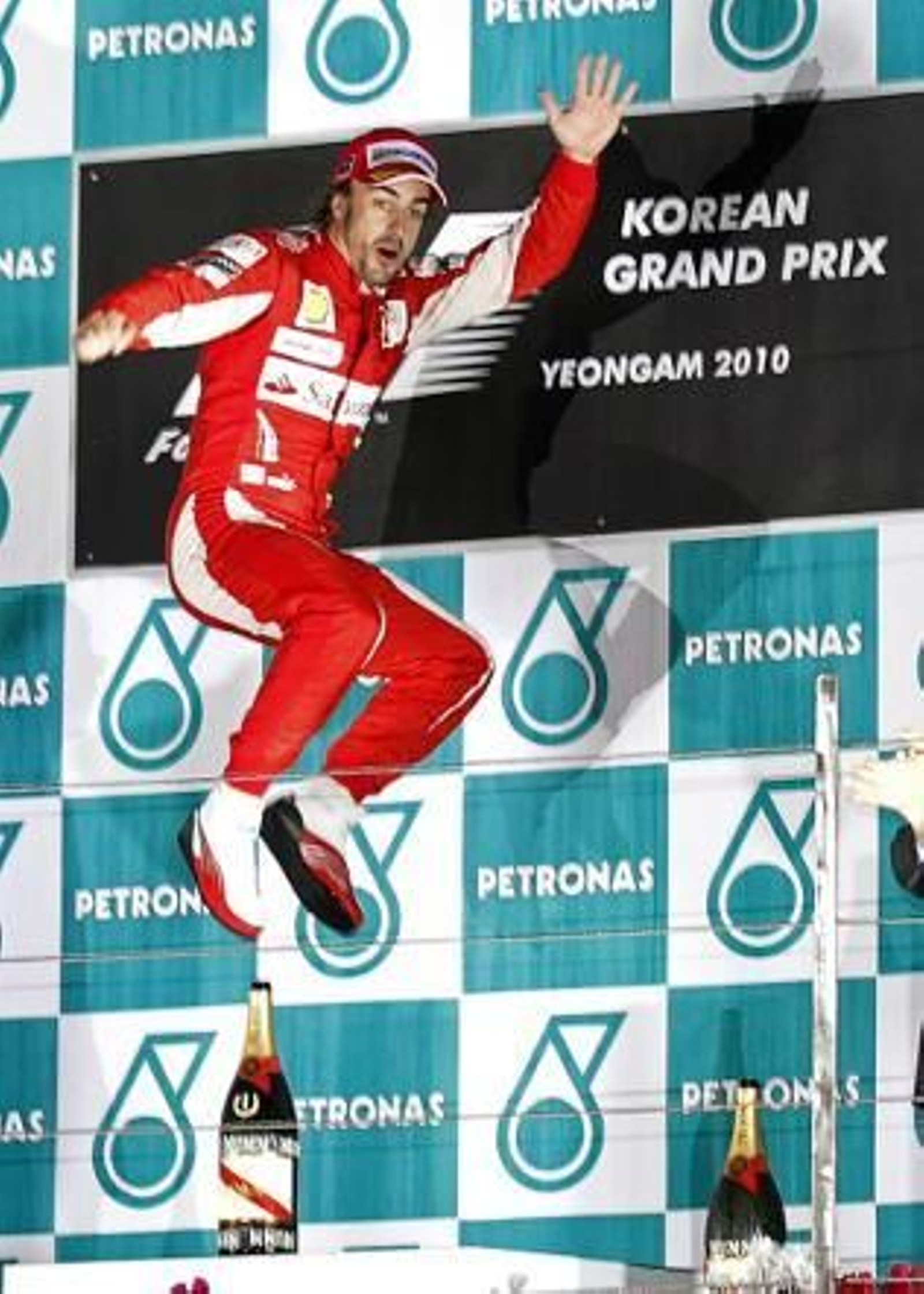 Alonso sale líder del caos de la lluvia