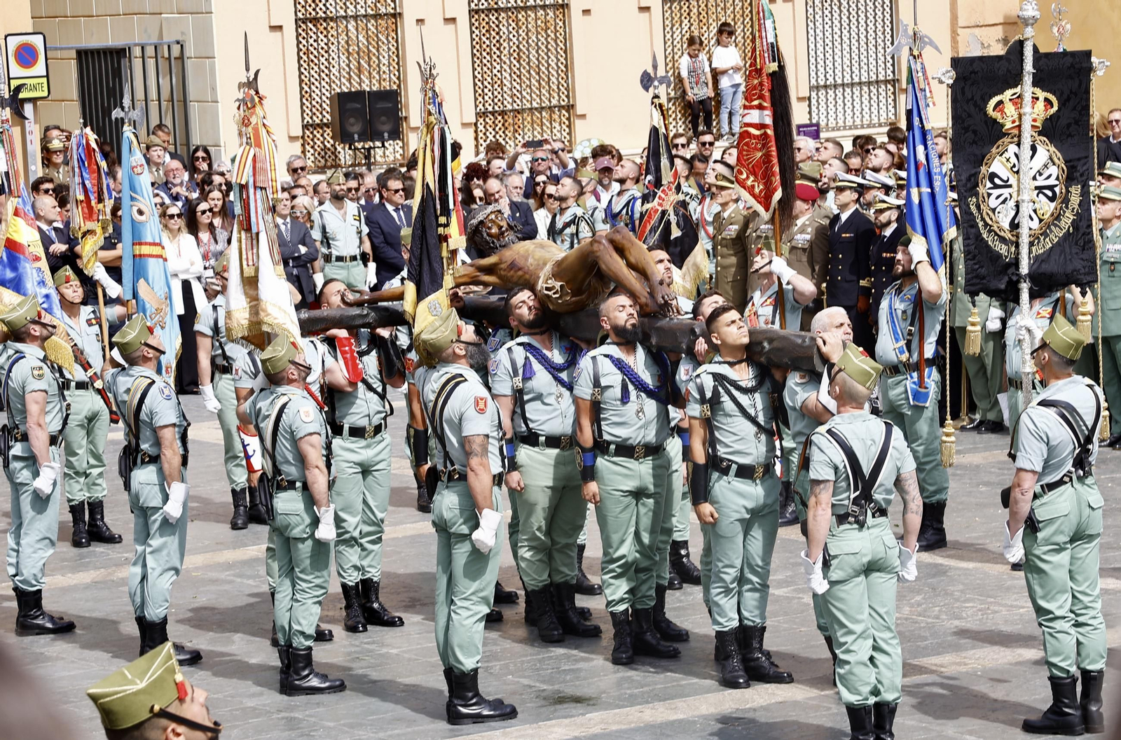 Las fotos de la Legión en el traslado del Cristo de Mena en Málaga este Jueves Santo