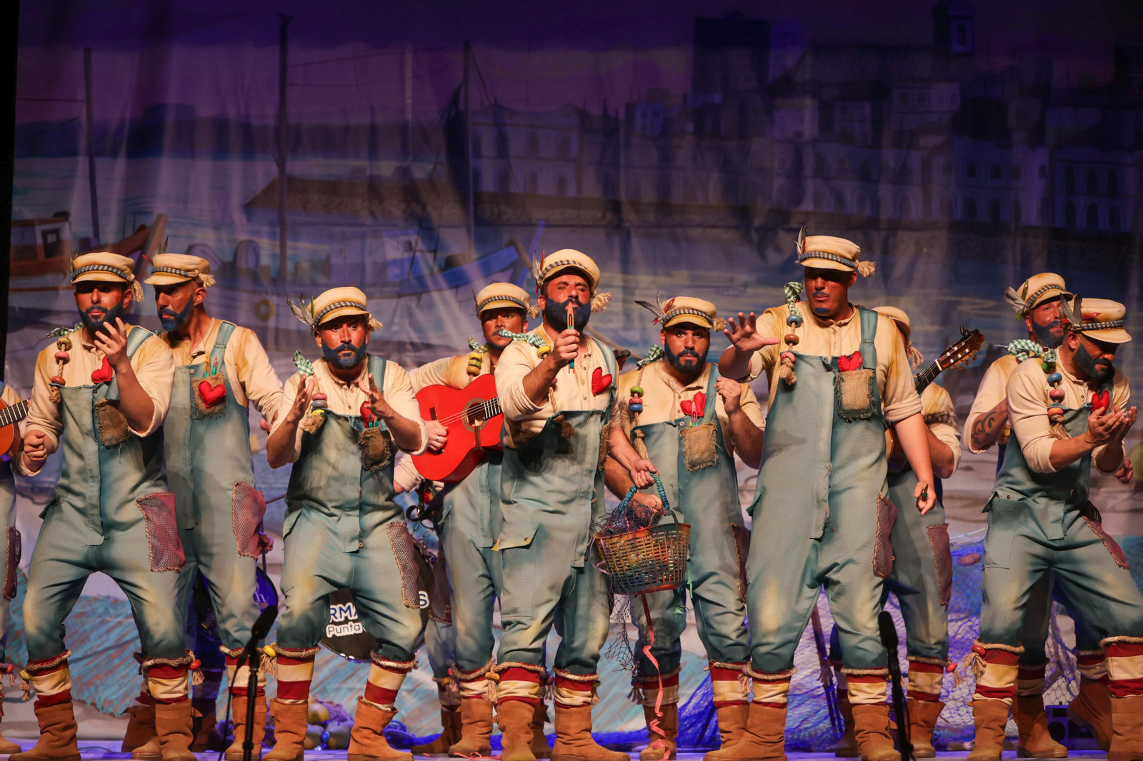 Imágenes de la actuación de la comparsa de Ayamonte "Los que manejan las redes" en las semifinales del Carnaval Colombino