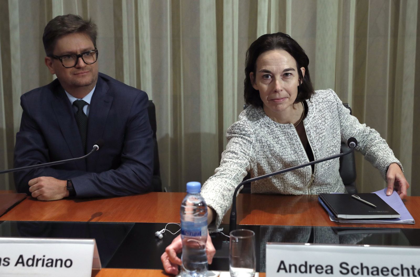 Andrea Schaechter, a la derecha, en rueda de prensa.