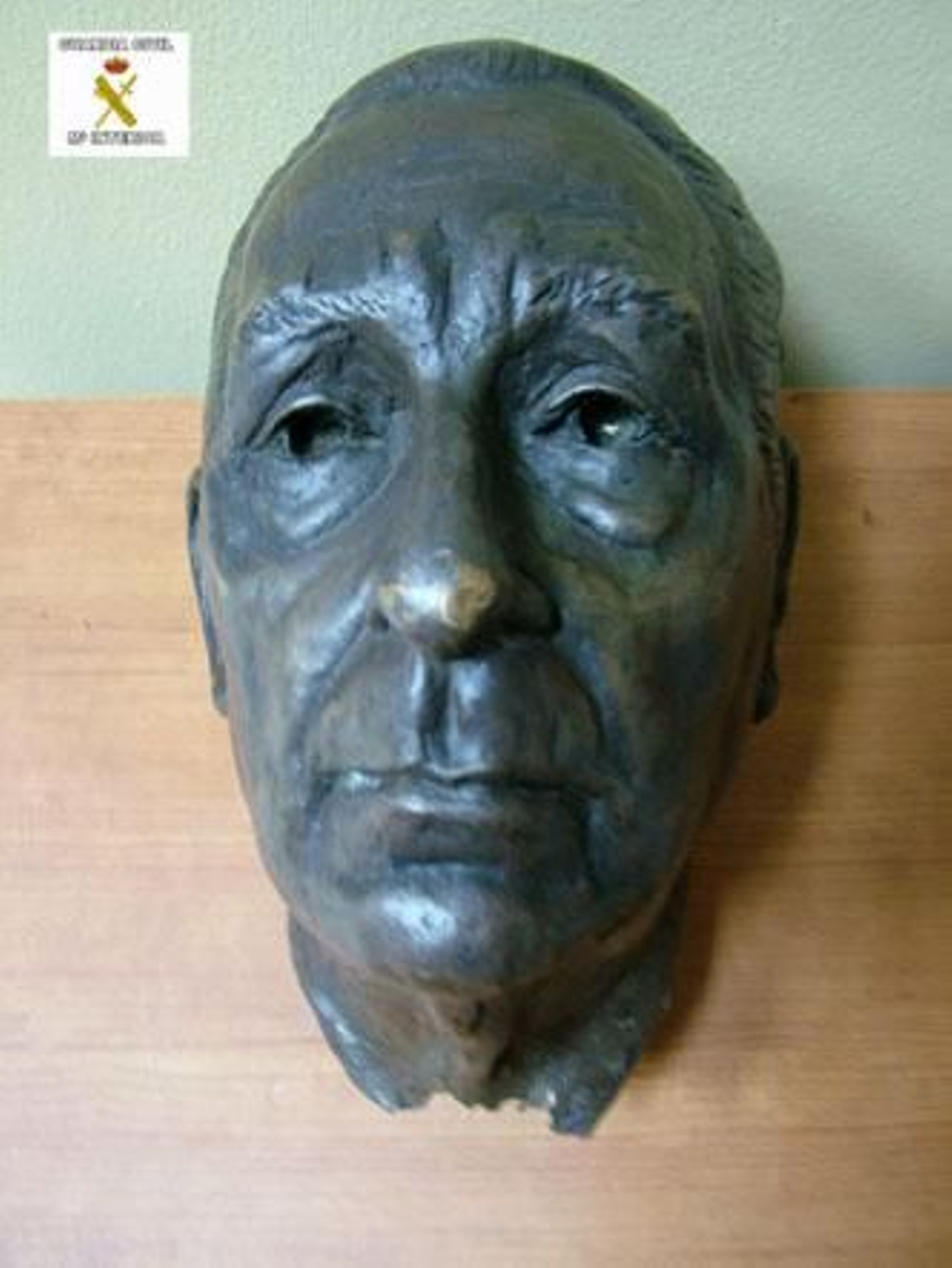 Recuperan el busto de José Pérez Guerra que fue sustraído de una plaza