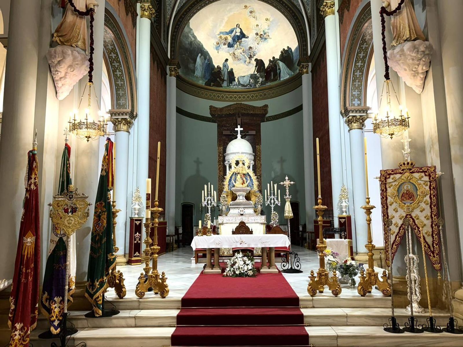 La Virgen de Alharilla preside estos días el presbiterio de la parroquia de La Asunción.