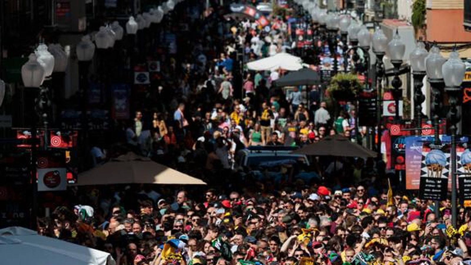 La gran fiesta de las aficiones en la Copa: Miles de personas toman las calles de Las Palmas